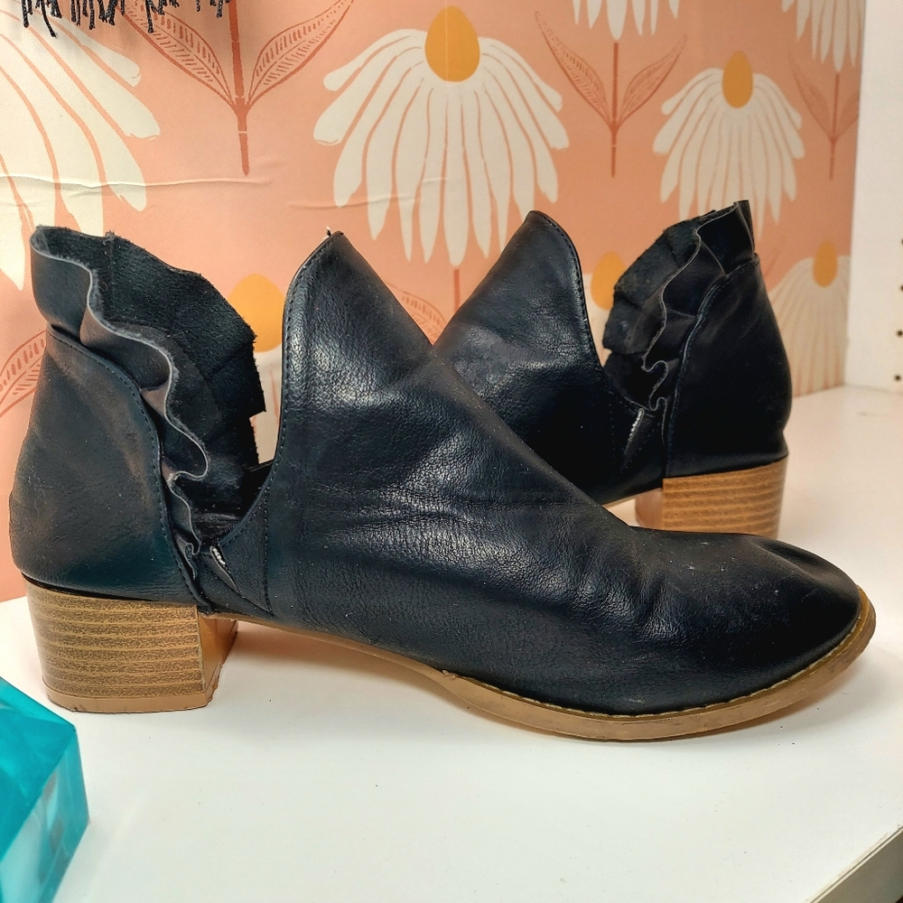 Black leather Seychelles ruffle bootie